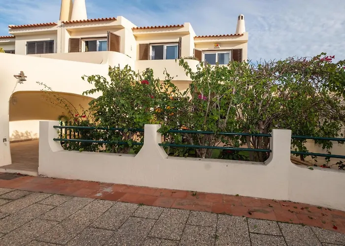 #015 Buganvilia By Holidays